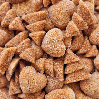 Sucrobello karácsonyi formacukra látható a képen, cukor színe a karamellizációtól barna. A cukrok fenyőfa és szív alakúak. 