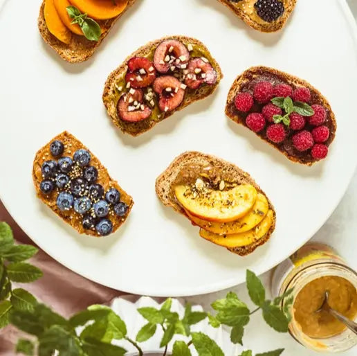 Mendula törökmogyórkrémmel készült gyümölcsös szendvicsek. Málna, alma, áfonya, barack és feketeszeder feltéttel készült mogyórókrémes szendvicsek. 