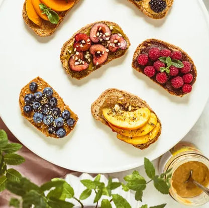 Mendula törökmogyórkrémmel készült gyümölcsös szendvicsek. Málna, alma, áfonya, barack és feketeszeder feltéttel készült mogyórókrémes szendvicsek. 